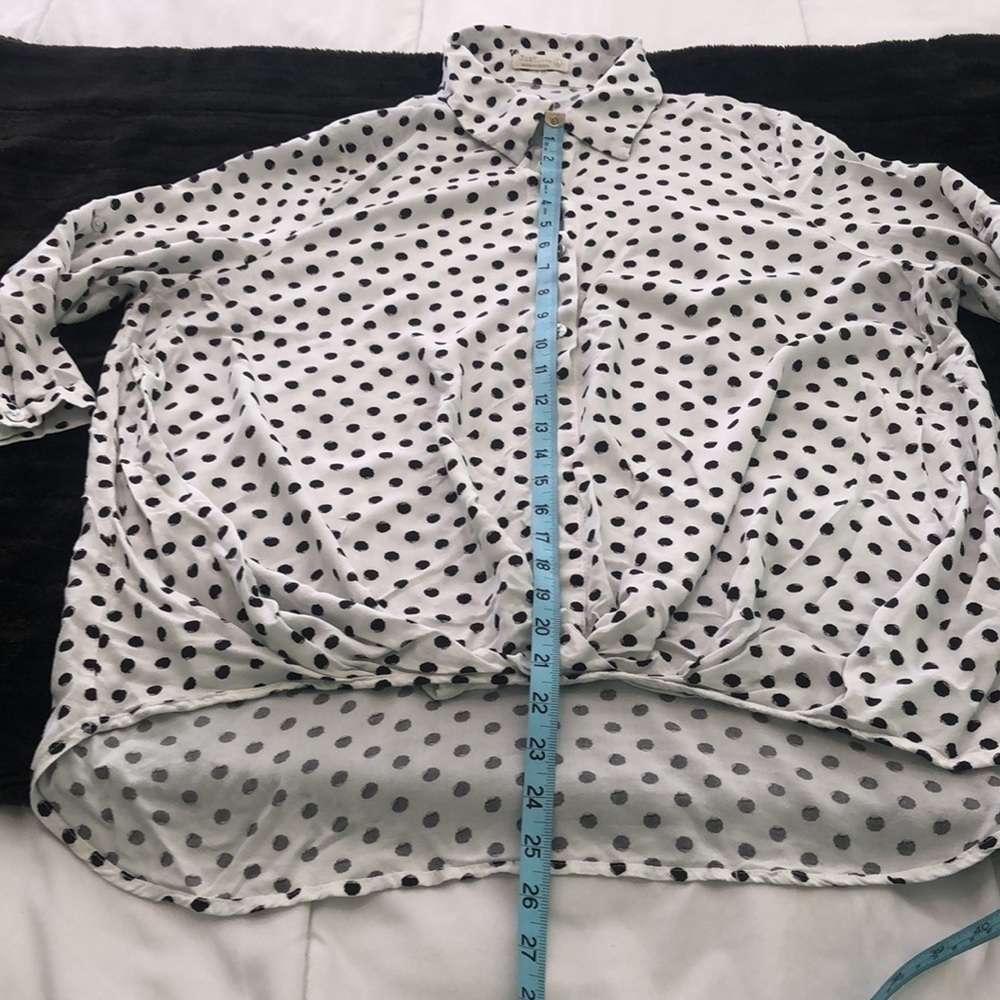 Just Living partial button down blouse 👚white & black polka dots low high style - Picture 4 of 8